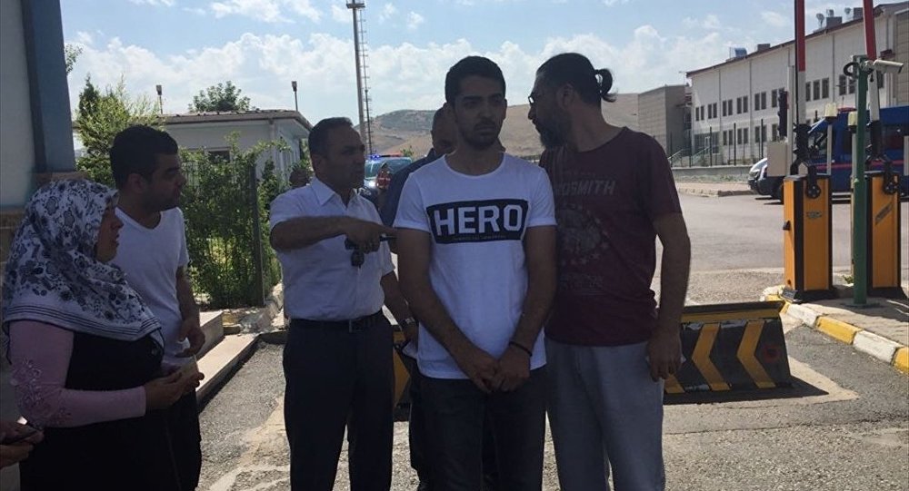  Hero  tişörtlü öğrenci beraat etti